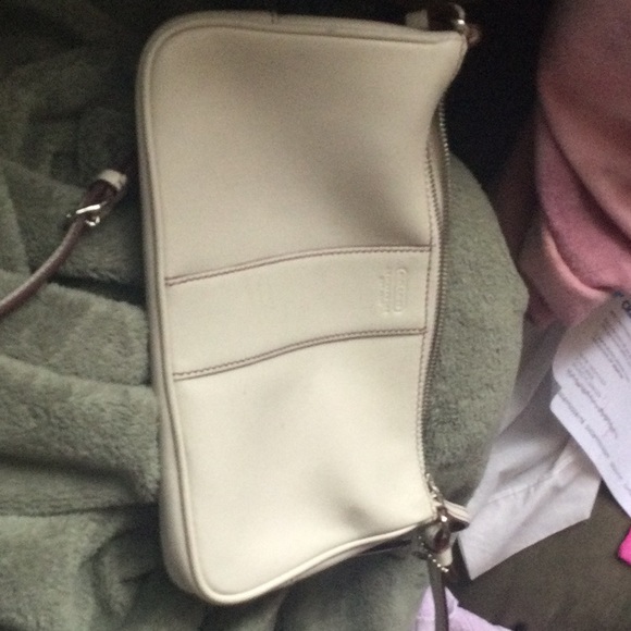 Vintage tan crossover leather purse. Has a Mark on back long adjustable strap. - Picture 1 of 4